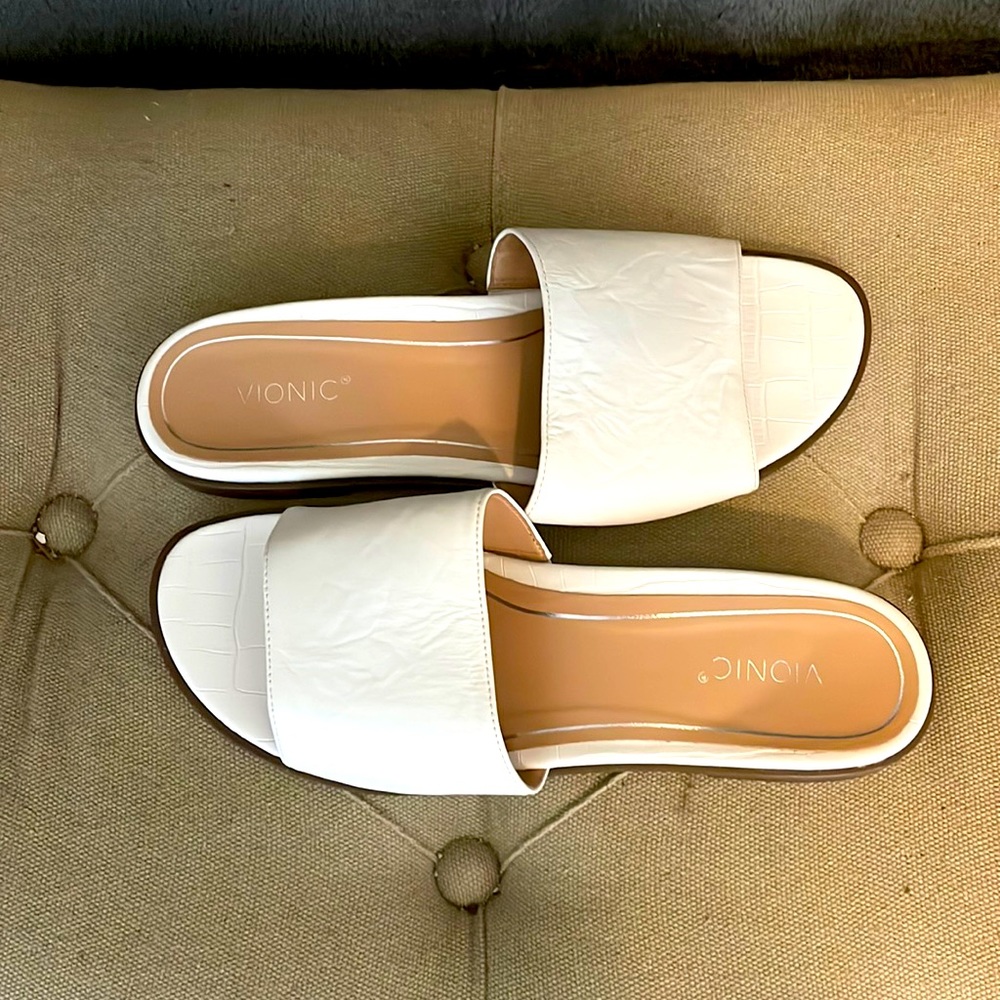 VIONIC white flip-flop style sandals